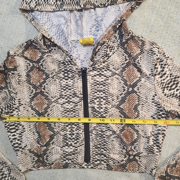 Daisy Women's Snakeskin Design Cropped Long Sleeves Front Zip Top size M - Picture 12 of 14